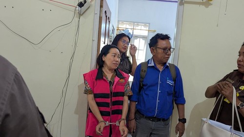 Mantan Kepsek SMK Negeri 1 Larantuka, Lusia Tuti Fernandez, langsung ditahan seusai ditetapkan sebagai tersangka korupsi dana BOS. (Foto: Dok. Kejati NTT)