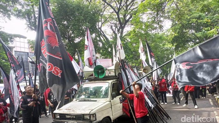 Massa gelar aksi di depan Pengadilan Tipikor Jakarta saat pembacaan tuntutan Hasto Kristiyanto (Wildan/detikcom)