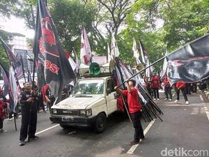 Massa Gelar Aksi Saat Sidang Tuntutan Hasto, Ratusan Polisi Disiagakan