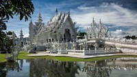 Wat Rong Khun, Thailand. Wat Rong Khun, atau Kuil Putih, adalah kuil Buddha kontemporer di Chiang Rai yang dibangun oleh seniman Chalermchai Kositpipat. Kuil ini memukau dengan arsitektur serba putih dan ornamen cermin yang mencerminkan kemurnian Buddha. Foto: Dok. Boredpanda