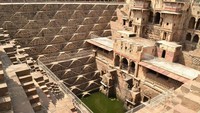 Chand Baori, India. Terletak di Rajasthan, Chand Baori adalah sumur berundak berusia lebih dari 1.000 tahun. Memiliki 3.500 anak tangga simetris, struktur ini menunjukkan keahlian teknik dan estetika kuno India. Foto: Dok. Boredpanda