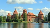 Kastil Trakai, Lituania. Kastil Trakai berdiri megah di atas pulau di Danau Galvė. Dibangun pada abad ke-14, kastil bata merah ini menjadi simbol penting sejarah Lituania dan daya tarik wisata utama. Foto: Dok. Boredpanda