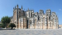 Biara Batalha, Portugal. Biara Batalha dibangun untuk mengenang kemenangan Portugal atas Kastilia pada abad ke-14. Gaya arsitekturnya yang dominan adalah Gotik Manueline yang penuh ukiran rumit. Foto: Dok. Boredpanda