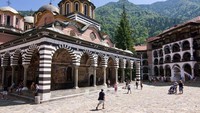 Biara Rila, Bulgaria. Terletak di Pegunungan Rila, biara ini adalah situs spiritual dan budaya terpenting di Bulgaria. Didirikan pada abad ke-10, bangunannya memadukan gaya Bizantium, Renaisans, dan Barok. Foto: Dok. Boredpanda