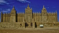 Masjid Agung Djenne, Mali. Masjid lumpur terbesar di dunia, Masjid Djenne merupakan mahakarya arsitektur Sudan-Sahel. Dibangun dari tanah liat dan diperbarui tiap tahun, masjid ini pusat spiritual dan budaya Mali. Foto: Dok. Boredpanda