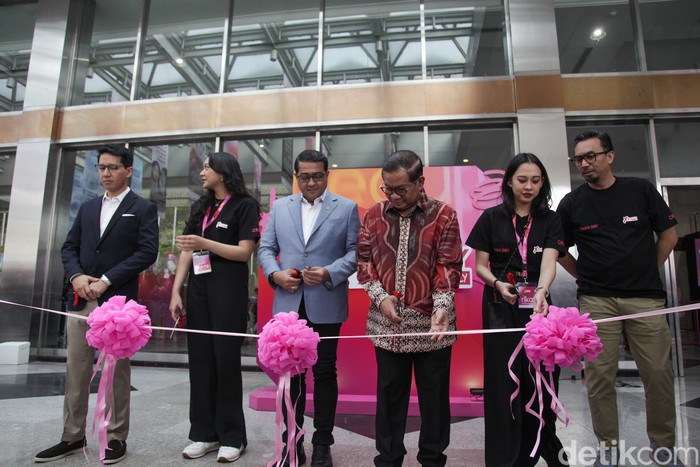 CEO Trans Digital Lifestyle Group, Putri Tanjung bersama Menekraf Teuku Riefky Harsya hingga Gubernur DKI Jakarta Pramono Anung membuka JxB 2025 di JICC, Jakarta, Kamis (3/7/2025). Event kali ini akan tetap melanjutkan tiga pilar utama yaitu innovation, inclusivity, and sustainability, yang mengutamakan fokus pada beauty enthusiasts dengan tema, 