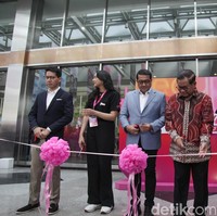 CEO Trans Digital Lifestyle Group, Putri Tanjung bersama Menekraf Teuku Riefky Harsya hingga Gubernur DKI Jakarta Pramono Anung membuka JxB 2025 di JICC, Jakarta, Kamis (3/7/2025). Event kali ini akan tetap melanjutkan tiga pilar utama yaitu innovation, inclusivity, and sustainability, yang mengutamakan fokus pada beauty enthusiasts dengan tema, You are the Future of Beauty.
