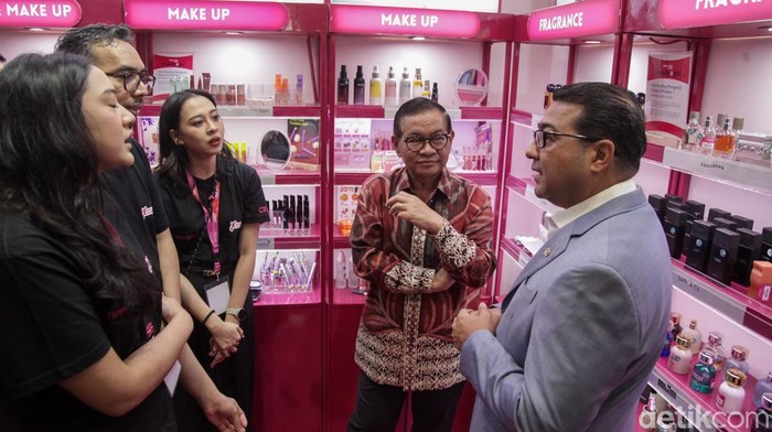 Menekraf-Pramono Anung Buka Jakarta X Beauty 2025 CEO Trans Digital Lifestyle Group, Putri Tanjung bersama Menekraf Teuku Riefky Harsya hingga Gubernur DKI Jakarta Pramono Anung membuka JxB 2025 di JICC, Jakarta, Kamis (3/7/2025). Event kali ini akan tetap melanjutkan tiga pilar utama yaitu innovation, inclusivity, and sustainability, yang mengutamakan fokus pada beauty enthusiasts dengan tema,