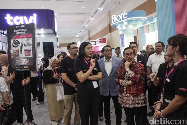 Lebih dari 400 brand kecantikan berpartisipasi di Jakarta X Beauty 2025. Putri Tanjung selaku CEO Female Daily Network mengatakan jika 70%-nya datang dari brand lokal.  Foto: Andhika Prasetia