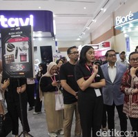 Lebih dari 400 brand kecantikan berpartisipasi di Jakarta X Beauty 2025. Putri Tanjung selaku CEO Female Daily Network mengatakan jika 70%-nya datang dari brand lokal.  Foto: Andhika Prasetia