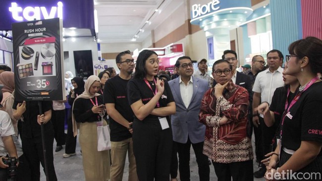 Teuku Riefky dan Pramono, bersama Putri Tanjung berkeliling booth kecantikan di JxB. Jakarta X Beauty 2025 diselenggarakan pada 3-6 Juli 2025, di Hall A, B & C, Jakarta International Convention Center dan diperkirakan akan ada lebih dari 115.000 pengunjung yang datang meramaikan event kali ini.