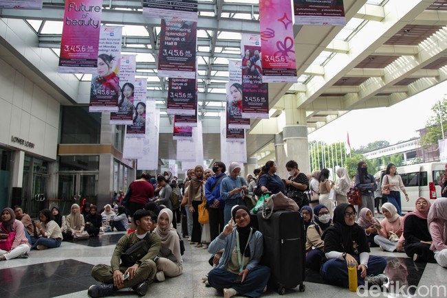 Ada tim jastiper yang sudah datang ke JCC sejak pukul 6 pagi. Padahal Jakarta X Beauty 2025 yang digelar di JCC baru dibuka pada pukul 10.00 WIB. Foto: Andhika Prasetia