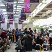 Ada tim jastiper yang sudah datang ke JCC sejak pukul 6 pagi. Padahal Jakarta X Beauty 2025 yang digelar di JCC baru dibuka pada pukul 10.00 WIB. Foto: Andhika Prasetia