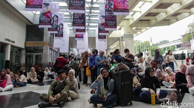 Sejak pagi hari, pengunjung sudah antre memasuki Hall JICC untuk berbelanja produk kecantikan di JxB 2025.