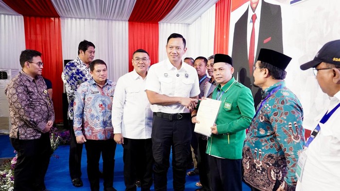 Menko AHY menyerahkan sertifikat tanah kepada warga Pacitan.