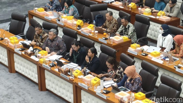 Menpar Widiyanti Putri Wardhana dicecar anggota DPR RI terkait kasus warga Brasil, Juliana Marins, yang meninggal dunia usai terjatuh di Gunung Rinjani. (Dwi R/detikcom)