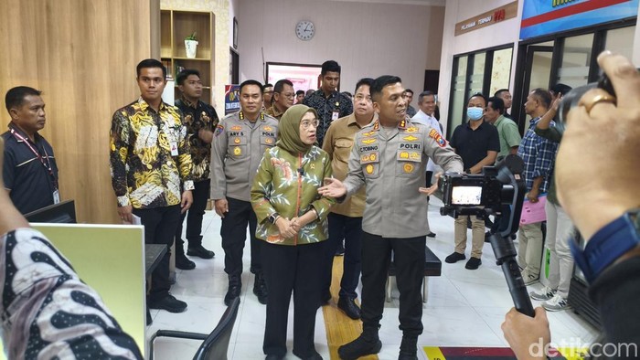 Menteri PANRB saat berkunjung ke Polresta Sidoarjo.