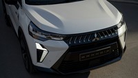Sistem HEV menganalisis kondisi berkendara secara real time, juga secara otomatis mengendalikan distribusi daya optimal antara mesin dan motor listrik berdasar status  powertrain dan penggunaan daya. Tersedia tiga mode berkendara: mode EV, hanya dengan daya motor listrik; mode hybrid, yang memanfaatkan output motor listrik dan mesin secara bersamaan; dan mode regeneratif, yang memakai pengereman regeneratif buat memulihkan energi deselerasi selama deselerasi mengubahnya menjadi daya listrik, dan menyimpannya dalam baterai penggerak. Foto: Dok. Mitsubishi