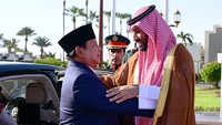 Prabowo disambut hangat Pangeran MBS sesaat setelah turun dari kendaraan. (Foto: Muchlis Jr - Biro Pers Sekretariat Presiden)