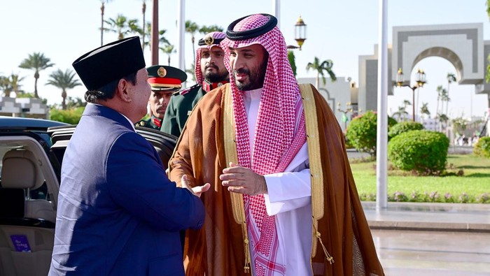 Presiden RI Prabowo Subianto melakukan pertemuan dengan Putra Mahkota sekaligus Perdana Menteri Arab Saudi, Pangeran Mohammed bin Salman Al Saud, di Istana Al-Salam. Ini dalam rangka kunjungan kenegaraan ke Arab Saudi.