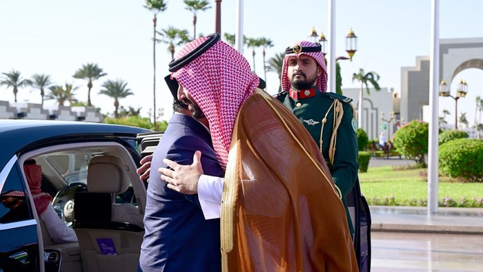 Presiden RI Prabowo Subianto melakukan pertemuan dengan Putra Mahkota sekaligus Perdana Menteri Arab Saudi, Pangeran Mohammed bin Salman Al Saud, di Istana Al-Salam. Ini dalam rangka kunjungan kenegaraan ke Arab Saudi.