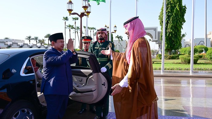 Presiden RI Prabowo Subianto melakukan pertemuan dengan Putra Mahkota sekaligus Perdana Menteri Arab Saudi, Pangeran Mohammed bin Salman Al Saud, di Istana Al-Salam. Ini dalam rangka kunjungan kenegaraan ke Arab Saudi.