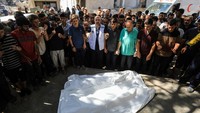 Kematian veteran kardiolog ini menuai kecaman luas; Kementerian Kesehatan Gaza, Hamas, dan komunitas medis menyebutnya pelanggaran hukum humaniter internasional karena menyasar tenaga medis. (REUTERS/Mahmoud Issa)