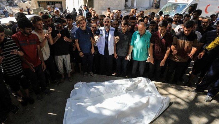 Palestinians react over bodies as they mourn doctor Marwan al-Sultan, director of the Indonesian Hospital in northern Gaza Strip, his wife, his daughter and and his sister, who were killed in an Israeli strike on Wednesday, according to Gaza’s health ministry, at Al-Shifa hospital in Gaza City, July 2, 2025. REUTERS/Mahmoud Issa