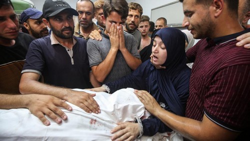 Palestinians react over bodies as they mourn doctor Marwan al-Sultan, director of the Indonesian Hospital in northern Gaza Strip, his wife, his daughter and and his sister, who were killed in an Israeli strike on Wednesday, according to Gaza’s health ministry, at Al-Shifa hospital in Gaza City, July 2, 2025. REUTERS/Mahmoud Issa