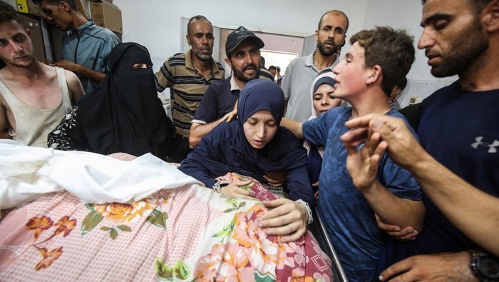 Palestinians react over bodies as they mourn doctor Marwan al-Sultan, director of the Indonesian Hospital in northern Gaza Strip, his wife, his daughter and and his sister, who were killed in an Israeli strike on Wednesday, according to Gaza’s health ministry, at Al-Shifa hospital in Gaza City, July 2, 2025. REUTERS/Mahmoud Issa