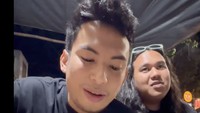 Kali ini musisi tanah air itu mencicipi sekte nasi goreng unik. Berupa nasi goreng dicampur kuah! Foto: Instagram @okintph