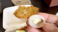 Momen kulinerannya tidak selalu mulus. Ayah Chava ini juga pernah memesan nasi rames dan lychee tea di hotel. Sayangnya minuman tehnya bukan diisi lychee melainkan rambutan. Foto: Instagram @okintph