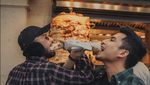Momen Unik Okin Cicip Mendoan Jumbo hingga Nasi Goreng Kuah