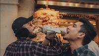 Selain di luar kota, mantan pacar Regina itu juga sempat pamer momen mencicipi kebab di negara asalnya langsung, yaitu Turki. Foto: Instagram @okintph