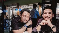 Bersama kerabatnya, ayah Xabiru juga sempat menikmati makanan di kafe. Terlihat ia dan temannya memesan seloyang pizza dan minuman. Foto: Instagram @okintph
