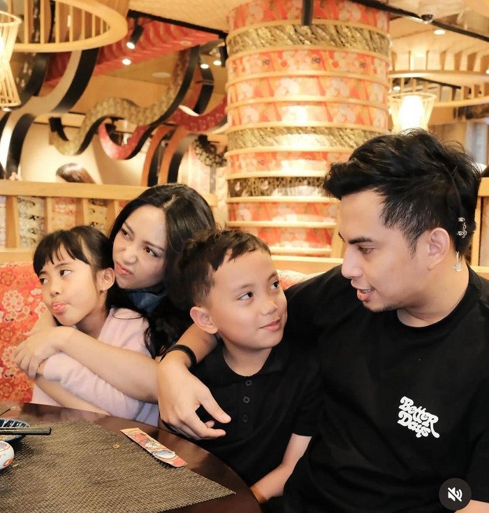 Momen Unik Okin Saat Makan Mendoan Jumbo hingga Nasi Goreng Kuah Momen Unik Okin Saat Makan Mendoan Jumbo hingga Nasi Goreng Kuah