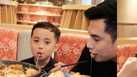 Belum lama ini pria lulusan universitas LSPR Jakarta itu membagikan momen hangat saat makan bersama anaknya, Xabiru. Mereka makan di restoran Jepang menikmati sushi dan semacam daging di atas hot plate. Foto: Instagram @okintph