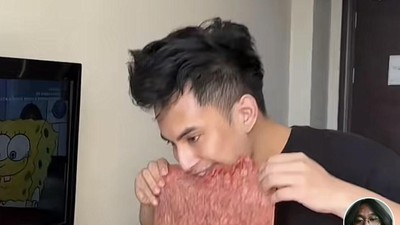 Momen Unik Okin Cicip Mendoan Jumbo hingga Nasi Goreng Kuah