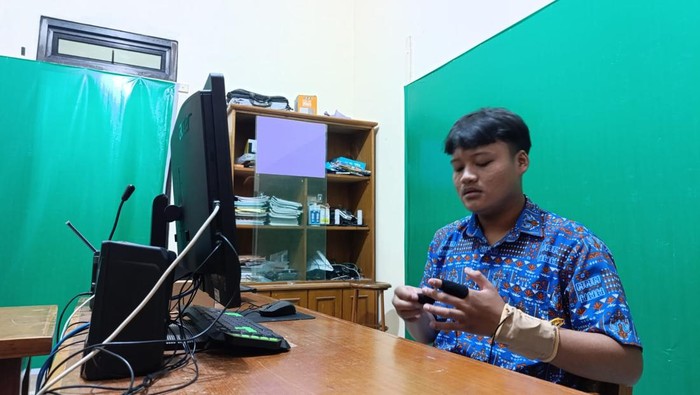 Muhammad Fajar Diva Audiansyah siswa kelas X SMA PGRI Kayen Pati memperagakan penggunaan alat detektor microsleep. Foto diunggah Kamis (3/7/2025).