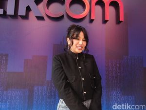Video: Antusiasme Mutia Ayu Ikut Konser Hologram Glenn Fredly