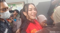 Nikita Mirzani mengganti gaya rambutnya. Saat menjadi saksi dalam sidang kasus Vadel Badjideh, Rabu (2/7/2025), Nikita Mirzani memilih gaya high half ponytail. Foto: Muhammad Ahsan Nurrijal/detikcom