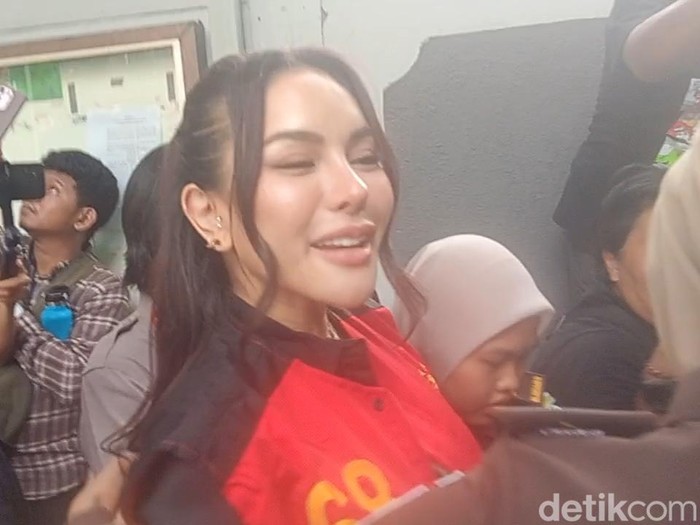 Penampilan Nikita Mirzani di persidangan.