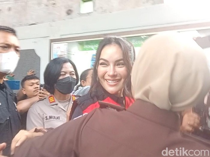 Nikita Mirzani Penampilan Nikita Mirzani di persidangan.