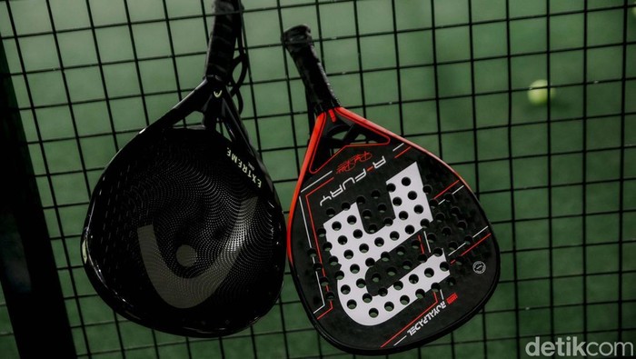 Sejumlah warga tengah berolahraga Padel di Padel Arena Jakarta, Rabu (3/7/2025). Olahraga padel tengah populer di kalangan masyarakat, khususnya di Jakarta. Padel kini masuk dalam kategori jasa kesenian dan hiburan, dikenai pajak 10 persen.