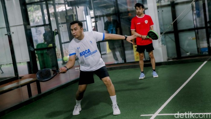 Sejumlah warga tengah berolahraga Padel di Padel Arena Jakarta, Rabu (3/7/2025). Olahraga padel tengah populer di kalangan masyarakat, khususnya di Jakarta. Padel kini masuk dalam kategori jasa kesenian dan hiburan, dikenai pajak 10 persen.