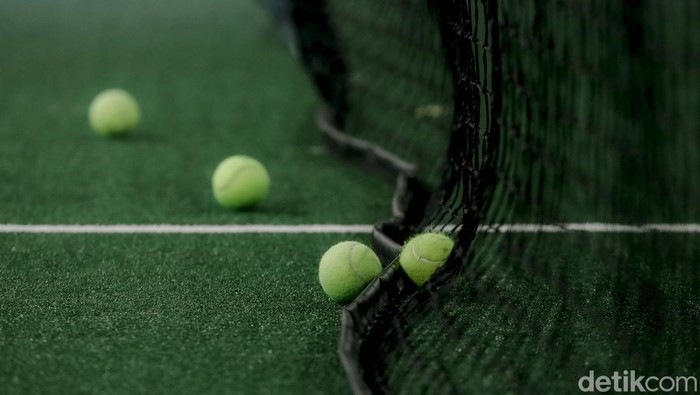 Sejumlah warga tengah berolahraga Padel di Padel Arena Jakarta, Rabu (3/7/2025). Olahraga padel tengah populer di kalangan masyarakat, khususnya di Jakarta. Padel kini masuk dalam kategori jasa kesenian dan hiburan, dikenai pajak 10 persen.