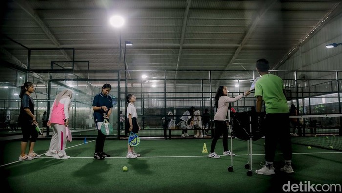 Sejumlah warga tengah berolahraga Padel di Padel Arena Jakarta, Rabu (3/7/2025). Olahraga padel tengah populer di kalangan masyarakat, khususnya di Jakarta. Padel kini masuk dalam kategori jasa kesenian dan hiburan, dikenai pajak 10 persen.