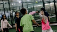 Sejumlah warga berlatih padel. Melalui aturan yang hanya berisi dua pasal ini, Bapenda menetapkan secara eksplisit bahwa fasilitas olahraga permainan yang salah satunya termasuk lapangan padel, dikenakan PBJT. 