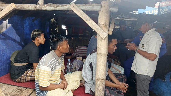 Para penumpang KMP Tunu Pratama Jaya selamat yang dievakuasi ke Pantai Pebuahan, Desa Banyubiru, Kecamatan Negara, Jembrana, Bali, Kamis (3/7/2025). (I Putu Adi Budiastrawan/detikBali)