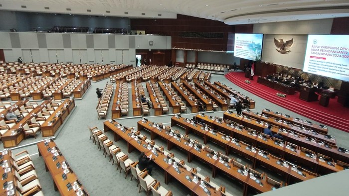 DPR menggelar rapat paripurna ke-22 Masa Persidangan IV Tahun Sidang 2024-2025, Kamis (3/7/2025). Agenda rapat ini akan mengambil keputusan tehadap calon Deputi Gubernur Bank Indonesia dan pembacaan Surat Presiden (Surpres) calon dubes RI untuk negara sahabat.